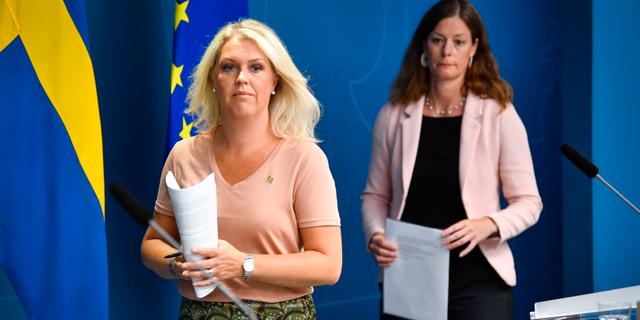 Socialminister Lena Hallengren och Karin Lewin, chefsjurist på Tandvårds- och läkemedelsförmånsverket.  Anders Wiklund/TT / TT NYHETSBYRÅN