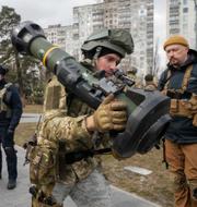 En ukrainsk soldat bär på en närpansarvärnsrobot i utkanten av Kyiv i mars. Efrem Lukatsky / AP
