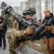 En ukrainsk soldat bär på en närpansarvärnsrobot i utkanten av Kyiv i mars. Efrem Lukatsky / AP