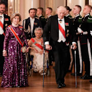 Kung Harald ooch drottning Sonja  under galamiddag på slottet, 29 januari. 