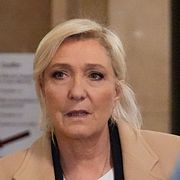 Ytterhögerledaren Marine Le Pen anländer till sin appellationsrättegång i Paris tidigare i februari.