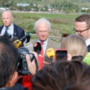 Kung Carl Gustaf och infrastruktur- och bostadsminister Andreas Carlson (KD) inspekterar området som drabbats av jordskred som kapade E6:an i Stenungsund. 