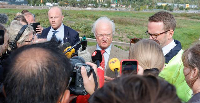 Kung Carl Gustaf och infrastruktur- och bostadsminister Andreas Carlson (KD) inspekterar området som drabbats av jordskred som kapade E6:an i Stenungsund.  Adam Ihse/TT
