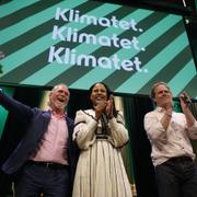  Språkrör Daniel Helldén, toppkandidaterna Alice Bah Kuhnke och Pär Holmgren, språkrör Amanda Lind, toppkandidat Isabella Lövin och partisekreterare Katrin Wissing jublar över valresultatet.