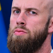 Carl-Oskar Bohlin till vänster och skrattande Miljöpartister under kongressen i Västerås till höger. 