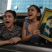 I Libanon är opinionen splittrad. Vissa ser Hizbollah som en befrielserörelse, medan andra är kritiska mot att ha dragits in i ett krig som ingen bad om.