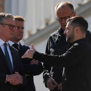 Friedrich Merz i bakgrunden var på besök i Kyiv i helgen. 