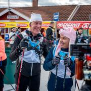 Skidlegendaren Gunde Svan och Junior Lerin vid kontrollen i Hökberg. 