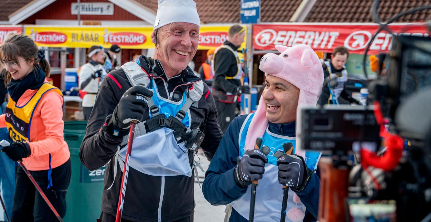 Skidlegendaren Gunde Svan och Junior Lerin vid kontrollen i Hökberg. 