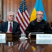 USA:s justitieminister Merrick Garland, Ukrainas riksåklagare Andrij Kostin, och Ukrainas USA-ambassadör Oksana Markarova