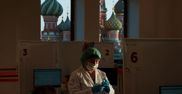Sjuksköterska förbereder vaccinspruta i Moskva.  Pavel Golovkin / TT NYHETSBYRÅN