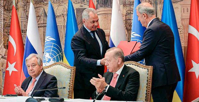 Guterres och Erdogan. I bakgrunden ses Rysslands försvarsminister och Turkiets dito skaka hand. Vadim Savitsky / AP