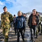 Statsminister Magdalena Andersson och M-ledaren Ulf Kristersson på en militärövningen i Norge 21 mars.