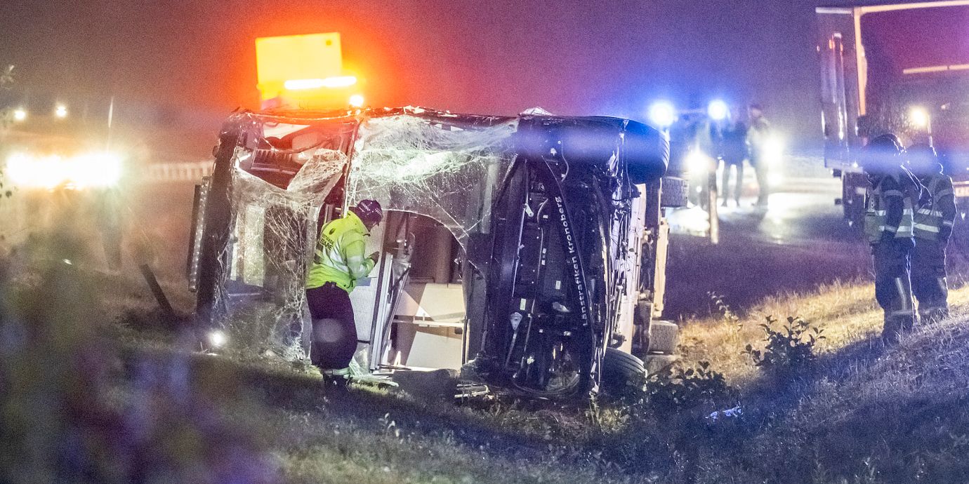 Polis och räddningstjänst på plats vid olyckan.