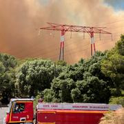 Brandkåren bekämpar branden som härjar i utkanten av Marseille. 