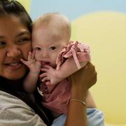 Thailändska surrogatmamman Pattaramon Chanbua tillsammans med surrogatbebisen Gammy
