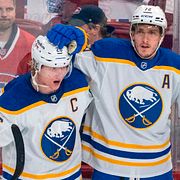 Rasmus Dahlin jublar tillsammans med Tage Thompson och Josh Doan.