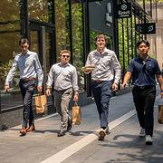 Illustrationsbild. Kontorsanställda i USA på lunch.