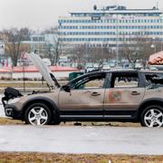Utbränd civil polisbil, 14 april. 