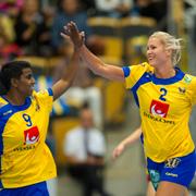 Sveriges Louise Sand och Ulrika Maria Toft Hansen under  en EM-kvalmatch i september 2017 