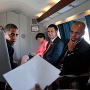 Barack Obama med Vita husets tidigare policychef Patrick Gaspard, längst till höger.