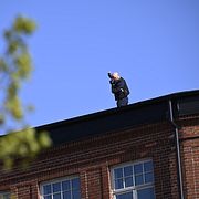  Polisens tekniker i samband med brottsplatsundersökningen.