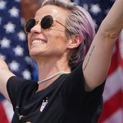 Megan Rapinoe firar guldet i fotbolls-VM.