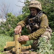 Ukrainsk soldat förbereder drönare, 25 maj 2026.