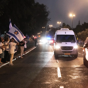 En konvoj med Hadar Goldins kropp åkte genom Tel Aviv på söndagskvällen.