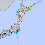 Krysset markerar epicentrum och de rödgula färgerna tsunamivarningszonen.