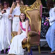 Möhippa på scen under Allsång på Skansen.