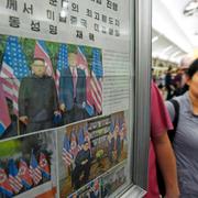 Tidningssida om mötet mellan Trump och Kim i juni förra året uppsatt i tunnelbanan i Nordkorea.