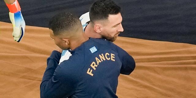 Mbappé och Messi inför VM-finalen i Qatar. Thanassis Stavrakis / AP