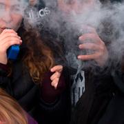 Människor protesterar mot vapingförbud.