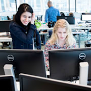 Kvinnliga programmerare interagerar med varandra under en workshop 2017. 