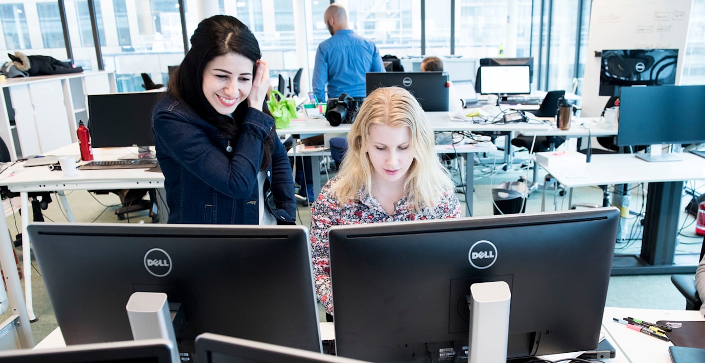 Kvinnliga programmerare interagerar med varandra under en workshop 2017. 