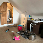 De tre polska männen bodde i under odrägliga förhållanden på skånska gården. De fick bland annat diska sina tallrikar i duschen.