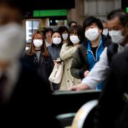 Arkivbild: Pendlare i Tokyo efter virusutbrottet.