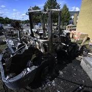 Utbränd hjullastare på Jakobs väg i Kristianstad pö lördagen. En man har gripits efter flera bränder i Kristianstad på lördagen.