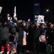 Många sydkoreaner har demonstrerat mot presidenten. Just denna grupp stödjer dock Yoon Suk Yeol under en demonstration den 7 december. 