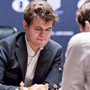 Magnus Carlsen koncentrerar sig.