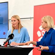 Socialdemokraternas partiledare Magdalena Andersson (S) och utbildningspolitiska talesperson Åsa Westlund (tv) vid en pressträff under politikerveckan i Almedalen. 