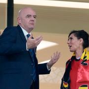 Infantino i samspråk med Belgiens utrikesminister Hadja Lahbib i samband med fotbolls-VM 2022.