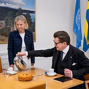Riksdagens talman Andreas Norlén träffar Socialdemokraternas partiledare Magdalena Andersson (S) för samtal när processen med att ta fram förslag till ny statsminister inleds. 18 september 2026.