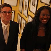 Storbritanniens premiärminister Andy Burnham och energiminister Miatta Fahnbulleh.