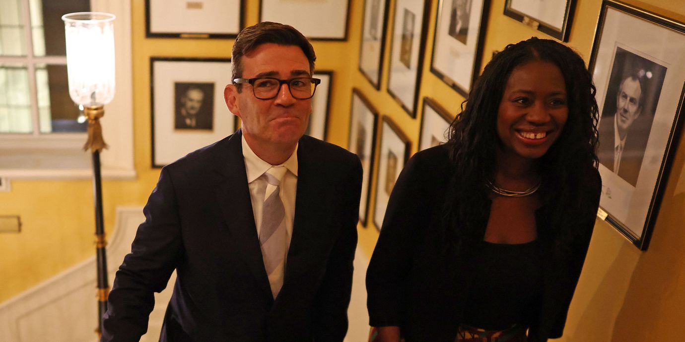 Storbritanniens premiärminister Andy Burnham och energiminister Miatta Fahnbulleh.