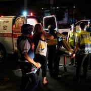 En kvinna som förs iväg med ambulans i Tel Aviv. 