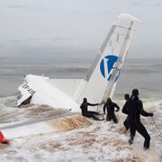 Vraket från ett flygplan dras upp ur vattnet efter att de störtat utanför Elfenbenskusten. 