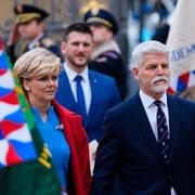 Tjeckiens president Petr Pavel anlände ceremonin med sin hustru.