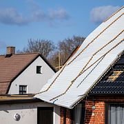 Ett tak till ett garage har blåst av och landat på en villa i Höör på annandag påsk.